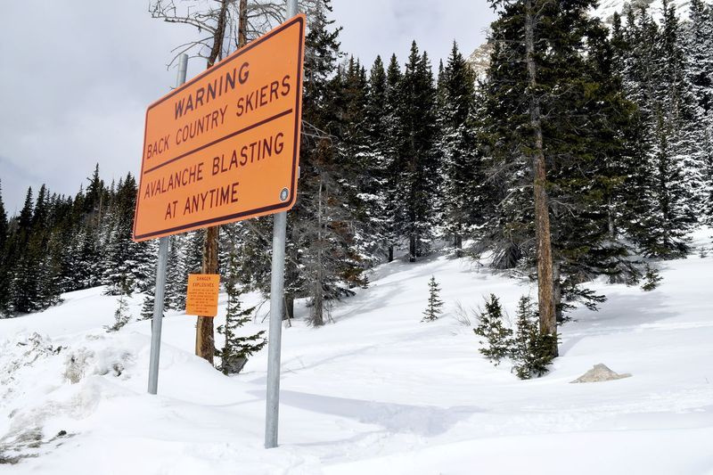 Značka varuje používateľov v backcountry pred lavínovým výbuchom v blízkosti Continental Divide pri Vail, Colorado. Evan Hannibal z Vailu a Tyler DeWitt zo Silverthorne boli vlani na jar zapojení do lavíny v oblasti, ktorá zasypala obslužnú cestu a zničila drahý systém na zmiernenie lavín.