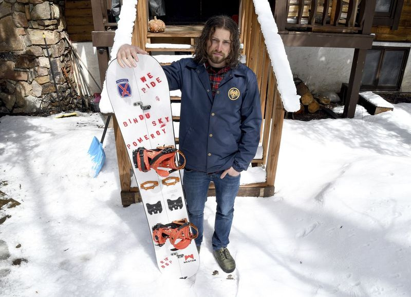 Evan Hannibal pred svojím domom vo Vail, Colorado. Prokurátori stiahli svoju ponuku na odškodné 168 000 dolárov od Hannibala a druhého snowboardistu, ktorý spustil nákladnú lavínu.