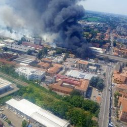Поглед из ваздуха на аутопут након што је експлодирала камион цистерна. | Вигили Дел Фуоцо преко АП