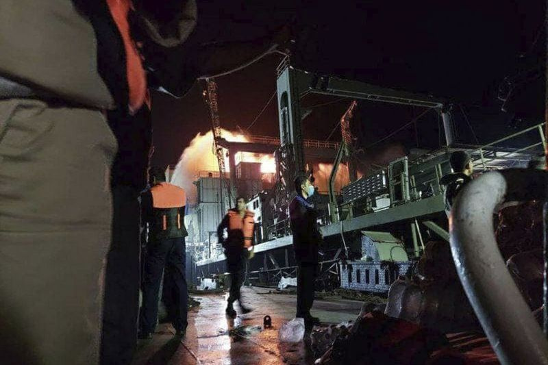 Esta foto disponibilizada pelo Asriran.com na quarta-feira, 2 de junho de 2021, mostra o pessoal em pé no navio de apoio da Marinha do Irã, Kharg, após ser pegado fogo no Golfo de Omã.