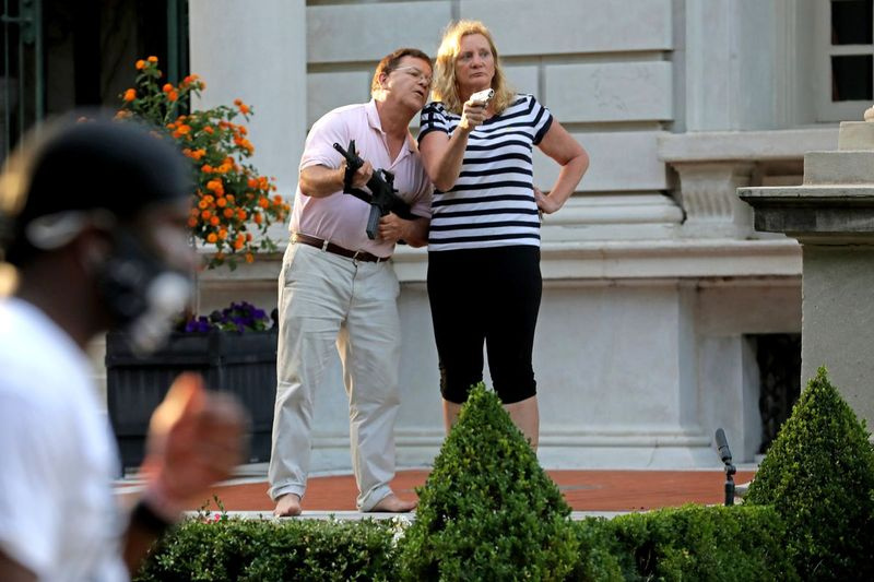 På detta arkivfoto 28 juni 2020 konfronterar beväpnade husägare Mark och Patricia McCloskey, som står framför sitt hus, demonstranter som marscherar till St. Louis borgmästare Lyda Krewsons hus i Central West End i St. Louis.