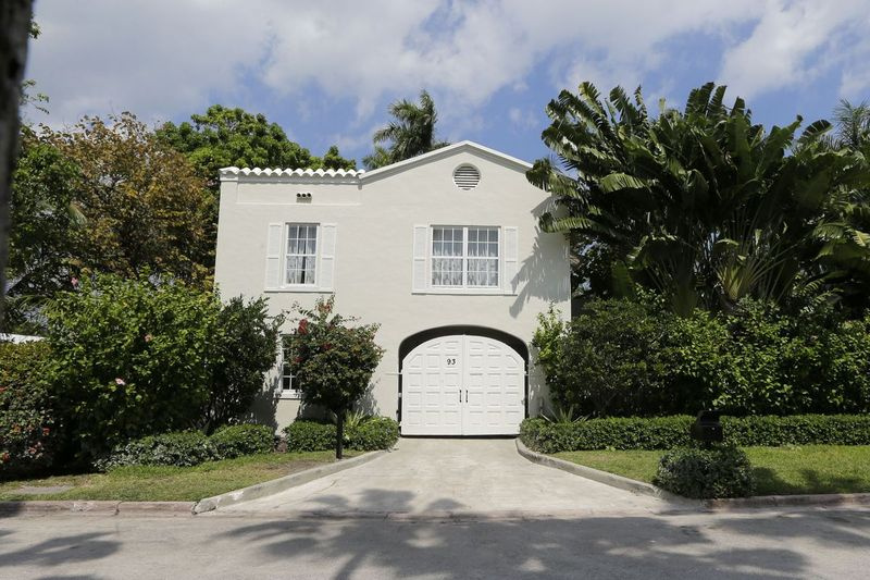 Porthusets indgang til palæet ved vandet, som engang var ejet af Al Capone i Miami Beach, som bandebossen ejede i næsten to årtier og døde i, står over for nedrivning.