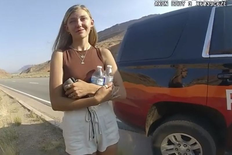 Denne politikameravideoen levert av The Moab Police Department viser Gabrielle Gabby Petito snakke med en politimann etter at politiet stoppet varebilen hun reiste i sammen med kjæresten Brian Laundrie, nær inngangen til Arches National Park 12. august 2021. Teton County Coroner Brent Blue skal etter planen kunngjøre funnene av Petitos obduksjon på en pressekonferanse tidlig tirsdag 12. oktober.