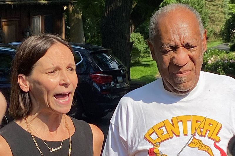 Avocatul Jennifer Bonjean și Bill Cosby vorbesc în afara casei lui Bill Cosby pe 30 iunie 2021, în Cheltenham, Pennsylvania. Bill Cosby a fost eliberat din închisoare după ce instanța i-a anulat condamnarea pentru agresiune sexuală.