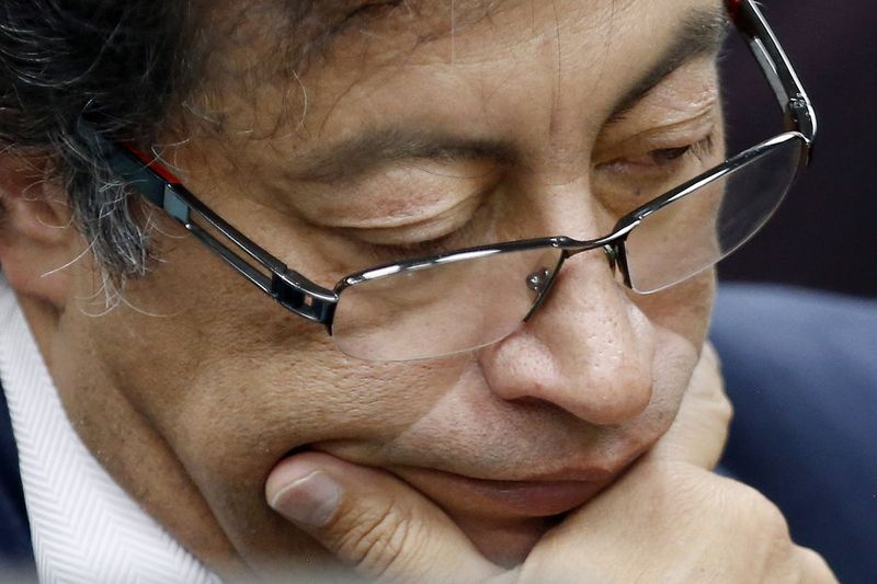 Na tej fotografiji iz datoteke 4. decembra 2018 senator Gustavo Petro ustavi med intervjujem na lokalni radijski postaji v Bogoti v Kolumbiji. Nekdanji predsedniški kandidat je med protivladnimi protesti, ki so se začeli konec aprila 2021 pred svojo tretjo kandidaturo za predsednika Kolumbije, sprejel nizek pristop.