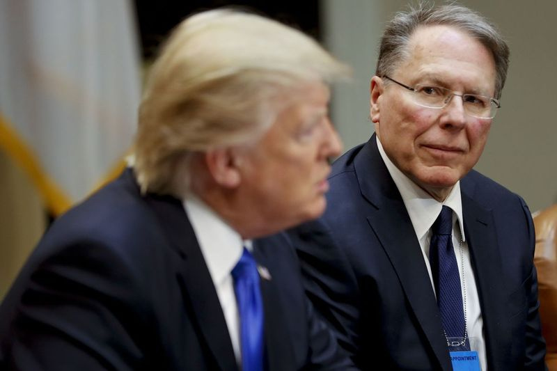 I en filbild från 1 februari 2017 lyssnar National Rifle Associations (NRA) vicepresident och verkställande direktör Wayne LaPierre till höger när president Donald Trump talar i Roosevelt-rummet i Vita huset i Washington.