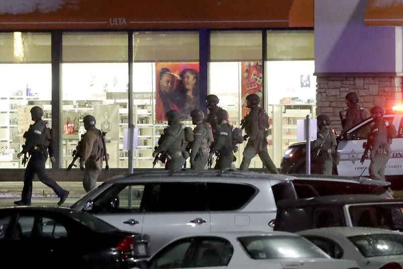 Die Behörden reagieren auf die Fox River Mall in Grand Chute, Wisconsin, nachdem am Sonntag, dem 31. Januar 2021, zwei Menschen in der Mall erschossen wurden.