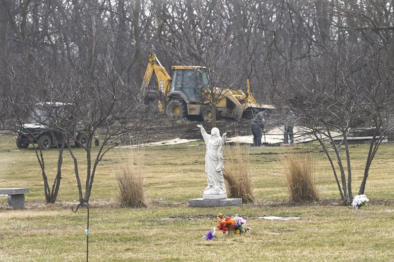 Les travailleurs du cimetière se préparent pour un enterrement au cimetière historique du mont Glenwood à Glenwood, qui a été créé en 1908 par un groupe d