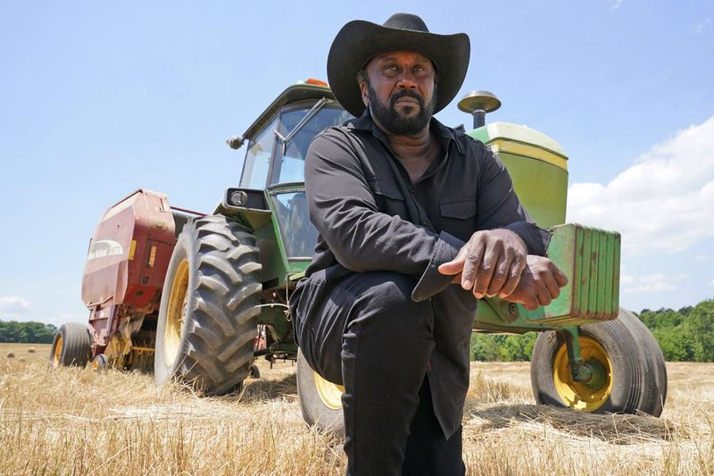 John Boyd Jr., der eine Pause vom Heuhauen auf seiner Farm in Boydton, Virginia, einlegt. Dokumente einer internen Überprüfung des USDA zeigen, dass Ermittler festgestellt haben, dass seine Betriebskreditanträge trotz ausdrücklicher Anweisungen des Staatsdirektors der Agentur jahrelang nicht bearbeitet wurden.