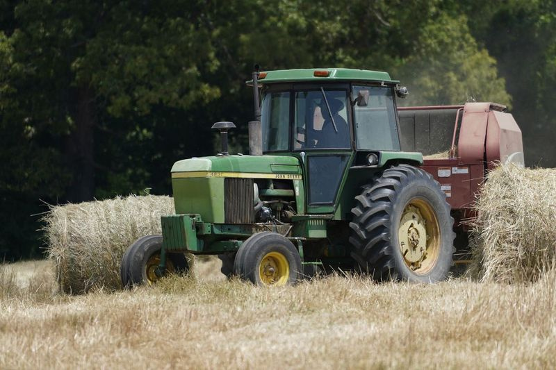 John Boyd Jr. betreibt seinen Heuschüttler auf seiner Farm in Boydton, Virginia.