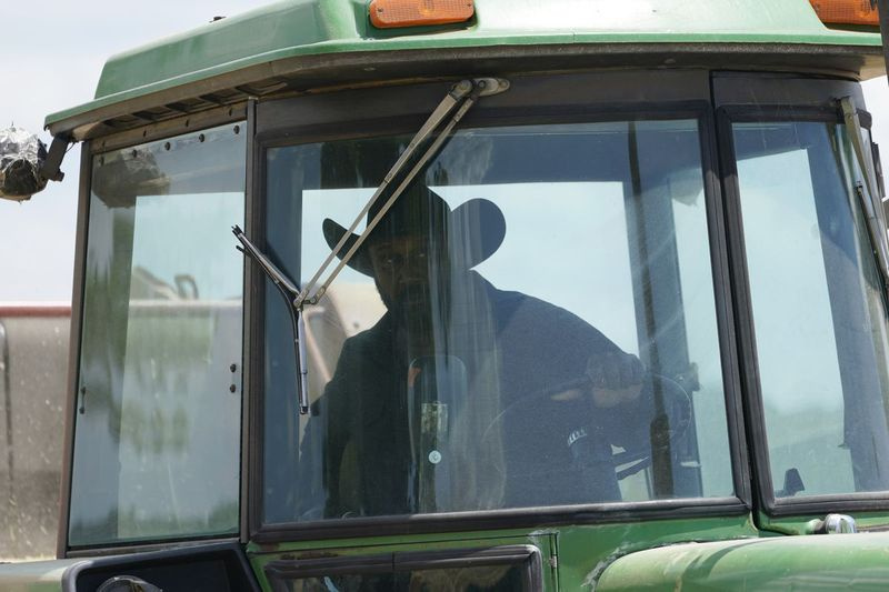 John Boyd Jr. betreibt seinen Heuschüttler auf seiner Farm in Boydton, Virginia.