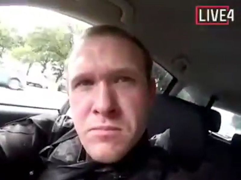Dit frame van video die op vrijdag 15 maart 2019 werd gelivestreamd, toont een schutter, die de naam Brenton Tarrant op sociale media gebruikte, in een auto voor de schietpartij in de moskee in Christchurch, Nieuw-Zeeland. (Video van de schutter via AP) ORG XMIT: TOK801