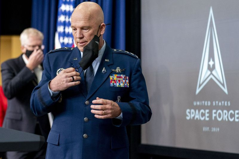 Chefe de Operações Espaciais da Força Espacial dos EUA, general John Raymond, sobe ao pódio para falar em uma cerimônia para comemorar o primeiro aniversário da Força Espacial dos EUA no Edifício do Escritório Executivo Eisenhower no complexo da Casa Branca, sexta-feira, 18 de dezembro de 2020, em Washington.