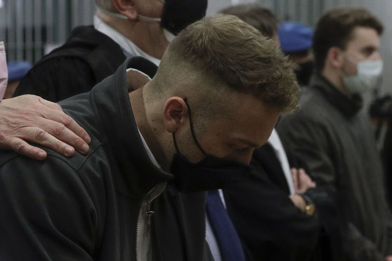 Finnegan Lee Elder y su coacusado Gabriel Natale-Hjorth, derecha, escuchen mientras se lee el veredicto, en el juicio por el asesinato de un oficial de policía italiano de civil en una calle cerca del hotel donde se alojaban mientras estaban de vacaciones en Roma en verano 2019, en Roma, miércoles 5 de mayo de 2021.