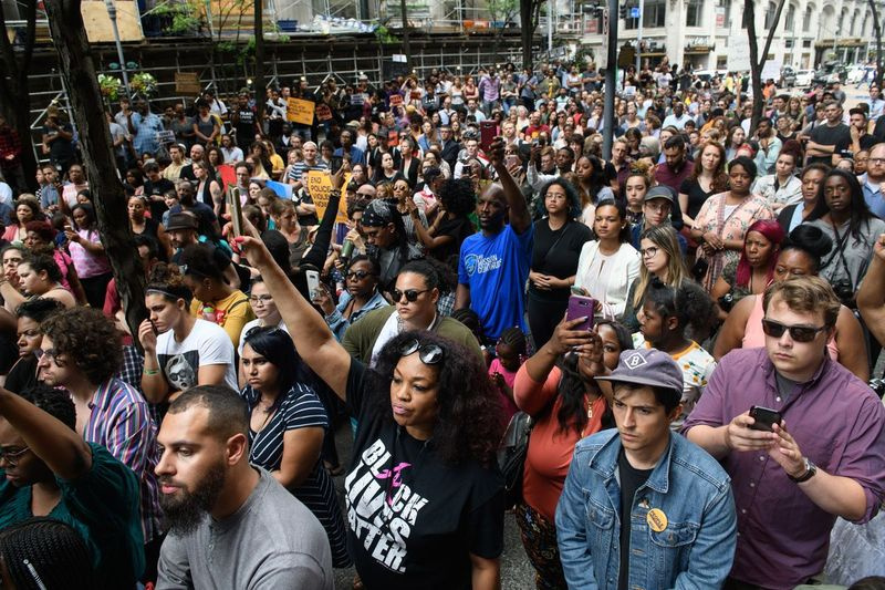 Mehr als 200 Menschen versammeln sich zu einer Kundgebung, um gegen die tödliche Erschießung eines unbewaffneten schwarzen Teenagers im Allegheny County Courthouse am 21. Juni 2018 in Pittsburgh, Pennsylvania, zu protestieren. Der Protest kommt nach der tödlichen Erschießung von Antwon Rose durch einen East Pittsb