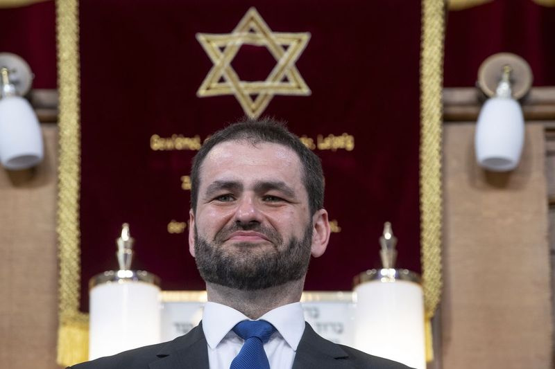 Zsolt Balla, zemský rabín Saska, v synagoze v Lipsku v Německu po svém uvedení do úřadu národního vojenského rabína ozbrojených sil. Rabín narozený v Maďarsku je prvním německým vojenským rabínem po více než století.
