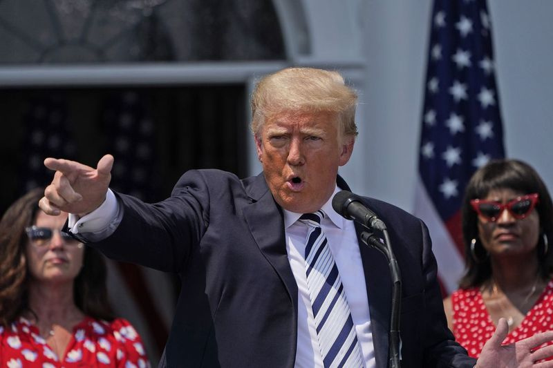 Tidigare president Donald Trump imiterar skjutningen av en pistol med fingret medan han pratar om vapenvåld i Chicago när han talar på Trump National Golf Club i Bedminster, N.J., onsdagen den 7 juli 2021.