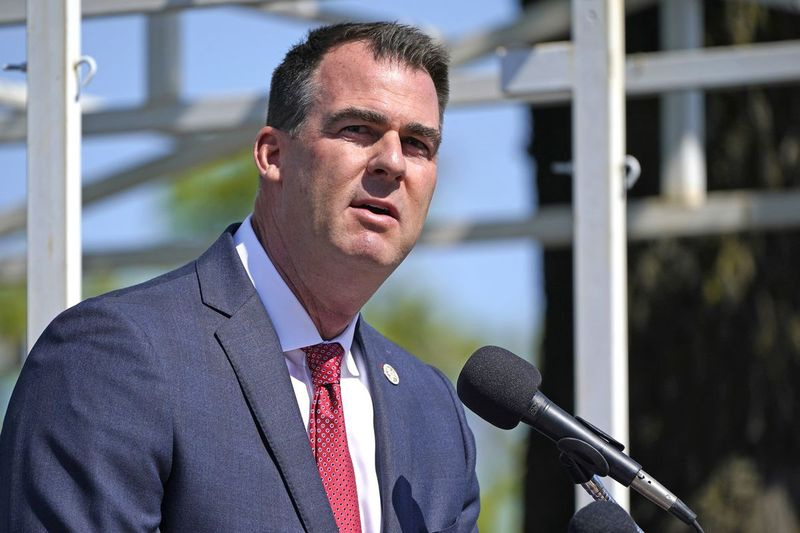 På detta arkivfoto den 7 maj 2021 talar Oklahomas guvernör Kevin Stitt under en minnesceremoni för Oklahoma Law Enforcement i Oklahoma City.