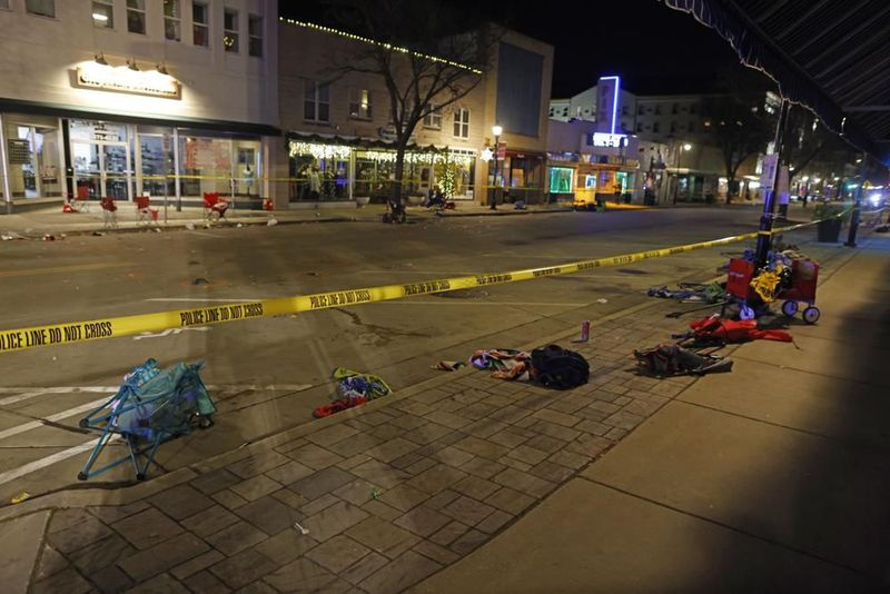 La policía acordona una calle en Waukesha, Wisconsin, luego de que un vehículo se estrellara contra un desfile navideño y atropellara a más de 20 personas el domingo 21 de noviembre de 2021.