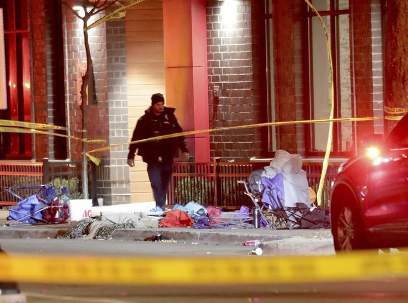 La policía investiga en la escena de un accidente que involucró a varias personas y heridos en un desfile festivo en Waukesha, Wisconsin, el domingo 21 de noviembre de 2021.