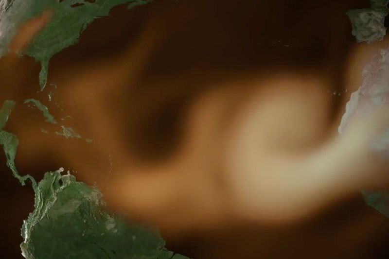Ogromne śliwki pyłu, widziane z satelity, unoszą się z afrykańskiej Sahary i przemieszczają się przez Ocean Atlantycki w kierunku Stanów Zjednoczonych i Ameryki Południowej.