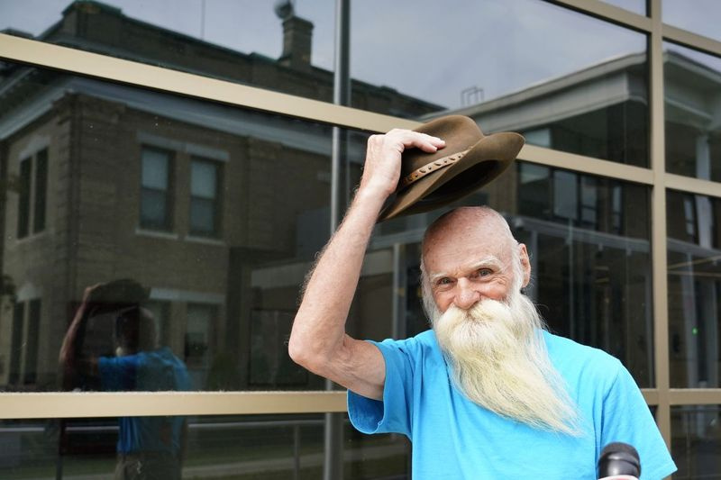 David Lidstone, en off-the-grid New Hampshire eremit känd för lokalbefolkningen som River Dave, tar av sig hatten utanför Merrimack County Superior Court efter en domstolsförhandling i Concord, NH, som fastställde att han kommer att kunna samla in sina katter, kycklingar och kvarvarande ägodelar från platsen där han har bott i 27 år.