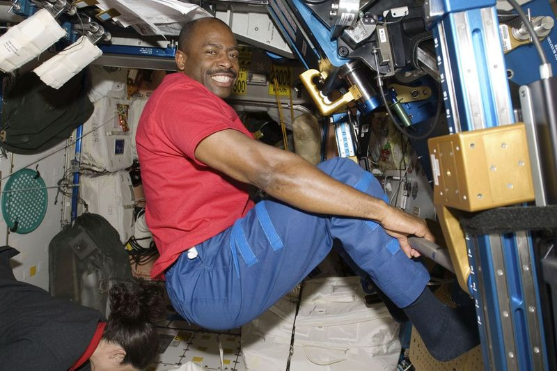 El entonces astronauta Leland Melvin, visto haciendo ejercicio en el módulo Unity de la Estación Espacial Internacional en 2009 mientras el transbordador espacial Atlantis estaba acoplado a la estación. Los astronautas de la estación espacial hacen ejercicio dos horas al día para contrarrestar los efectos de la ingravidez que debilitan los músculos y los huesos, dejando su ropa de entrenamiento sudada, maloliente y rígida. Sus camisetas, pantalones cortos y calcetines terminan tan sucios que pasan por un par cada semana, según Melvin, un ex astronauta de la NASA y jugador de la NFL.