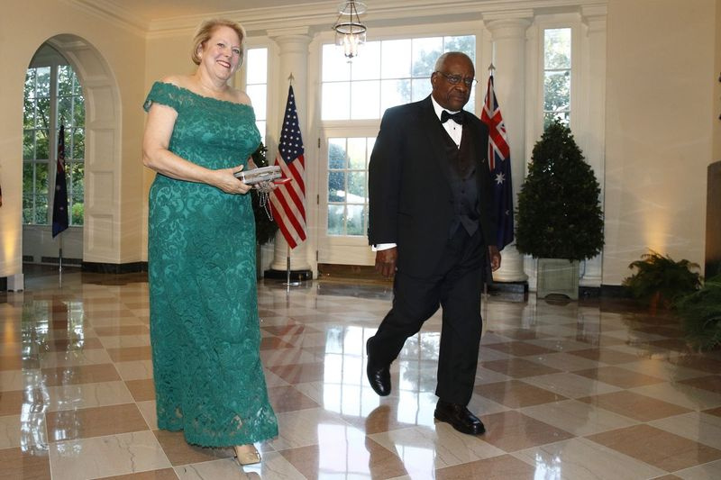 Sędzia Sądu Najwyższego Clarence Thomas i jego żona Virginia Ginni Thomas przyjeżdżają na uroczystą kolację w Białym Domu w 2019 roku.