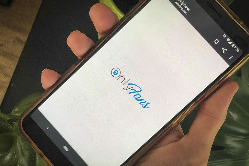 Foto ini menunjukkan apl telefon untuk OnlyFans, tapak tempat peminat membayar pencipta untuk foto dan video mereka, Khamis 19 Ogos 2021.