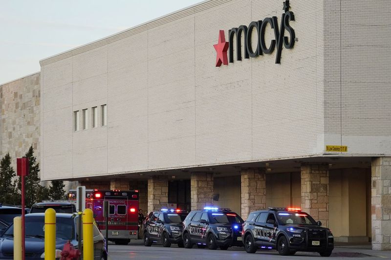 Polis menyiasat kes tembakan di Mayfair Mall, Jumaat, 20 November 2020, di Wauwatosa, Wis.