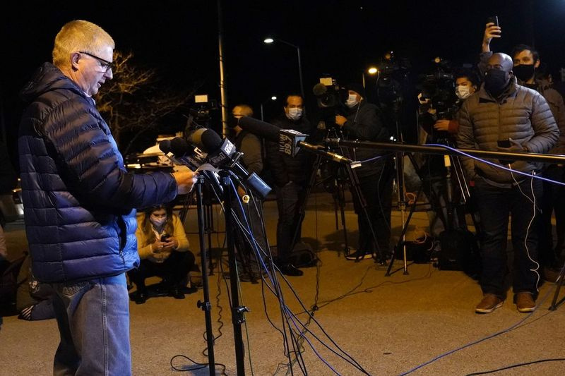 Ketua Polis Wauwatosa Barry Weber bercakap kepada pemberita Jumaat, 20 November 2020 selepas lapan orang cedera dalam kejadian tembakan di Mayfair Mall di Wauwatosa, di sebelah barat Milwaukee.