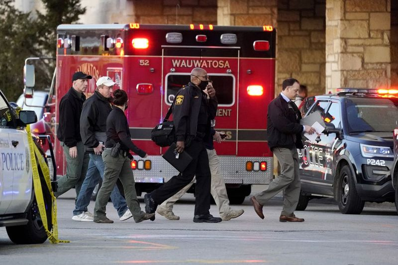 Berbilang orang ditembak pada hari Jumaat, 20 November 2020 di Mayfair Mall di Wauwatosa, Wisconsin dan polis masih mencari penembak itu.