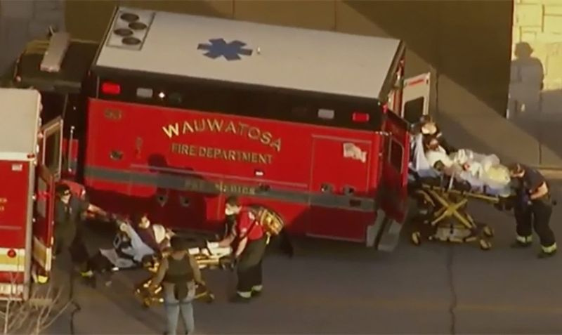 Dalam imej yang diambil dari video yang disediakan oleh WISN-TV, krew kecemasan menempatkan dua orang dalam ambulans menunggu di Mayfair Mall di Wauwatosa, Wis., pada hari Jumaat.