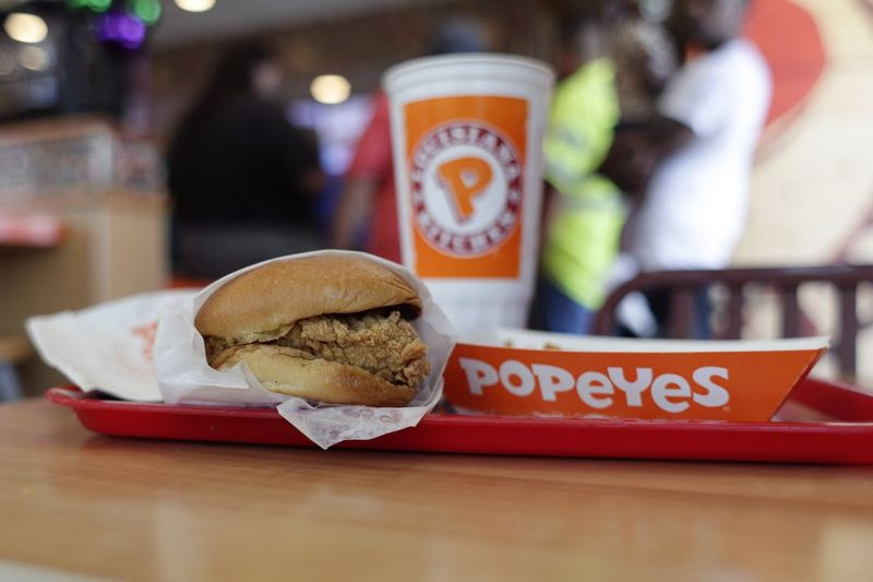 In questa foto del 22 agosto 2019, un panino al pollo è visto in un Popeyes mentre gli ospiti aspettano in fila, a Kyle, in Texas.