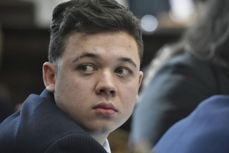 Kyle Rittenhouse ser tilbake mens Susan Hughes, den store tanten til Anthony Huber, kommer inn i rettssalen under rettssaken hans ved Kenosha County Courthouse i Kenosha, Wisconsin, fredag ​​5. november 2021. Anthony Huber var en av to menn som Rittenhouse drept 25. august 2020.