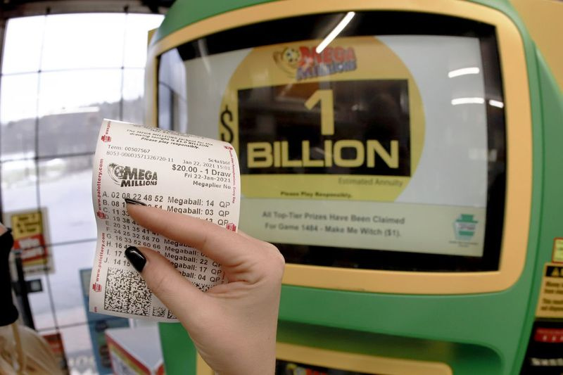 Auf diesem Aktenfoto vom 22. Januar 2021 zeigt eine Gönnerin, die ihren Namen nicht nennen wollte, das Los, das sie gerade für die Mega Millions-Lotterieziehung am Lotterielos-Verkaufskiosk in Cranberry Township, Pennsylvania, gekauft hatte.