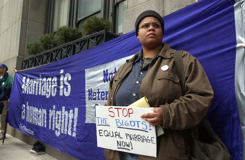 Taylor în 2004 protestând pentru drepturile de căsătorie homosexuală pentru cuplurile de același sex din Chicago. Conferință de presă pentru a anunța protestul pentru drepturile egale la căsătorie pentru cuplurile de același sex. ... Activiștii vor încuraja cuplurile de același sex să vină direct la Biroul de licențe pentru căsătorii din județul Cook, joi, la ora 12:00, și să solicite să fie tratate în mod egal de către oficialii județului... iată-l pe Keeanga Taylor din Chicago, care este cu căsătorie egală. Acum (Al Podgorski/site web)