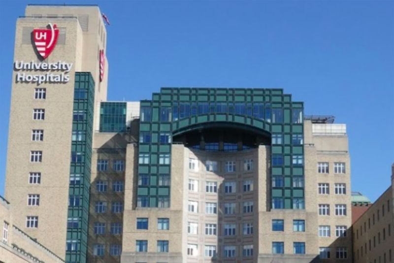 Administratörer vid universitetssjukhus i Cleveland bad om ursäkt efter att en transplantationspatient fick fel njure och sa att två anställda har fått administrativ ledighet.