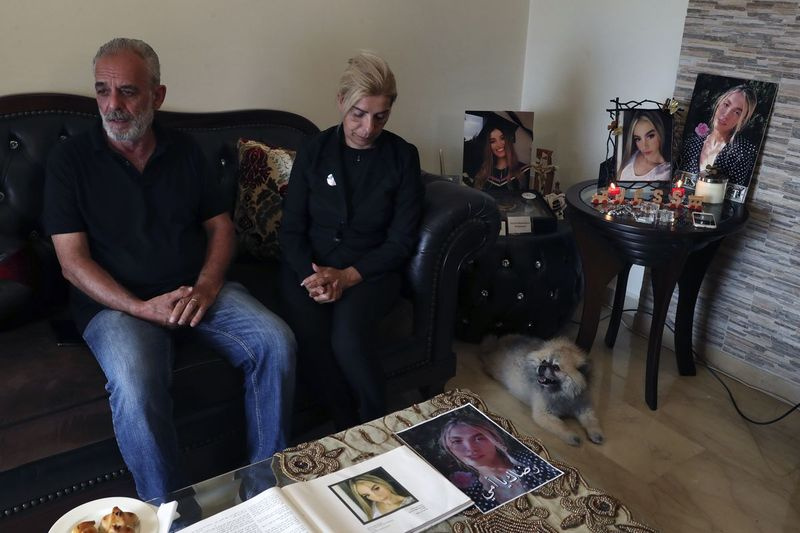George Bezdjian i Chouchan Yeghiyan, rodzice Jessiki Bezdjian, która zginęła w zeszłorocznym masowym wybuchu w porcie morskim w Bejrucie, siedząca obok swojego psa Foxy w Antelias w Libanie.