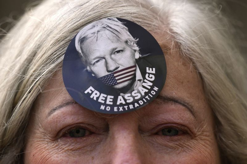 Naine kannab Vaba Assange