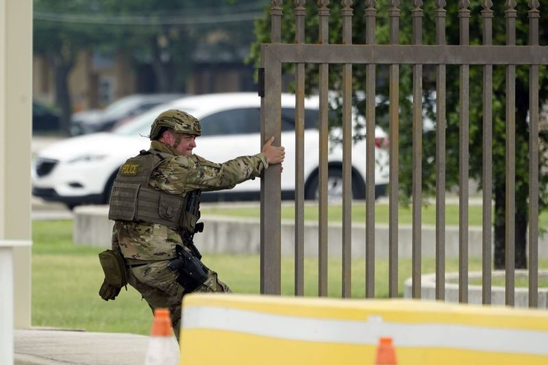 Sõjaväepolitseinik sulgeb kolmapäeval, 9. juunil 2021 San Antonios JBSA-Lacklandi õhuväebaasis värava. Õhujõud pandi lukusse, kuna politsei- ja sõjaväeametnikud väidavad, et otsisid kahte inimest, keda kahtlustatakse väljastpoolt baasi tulistamises.