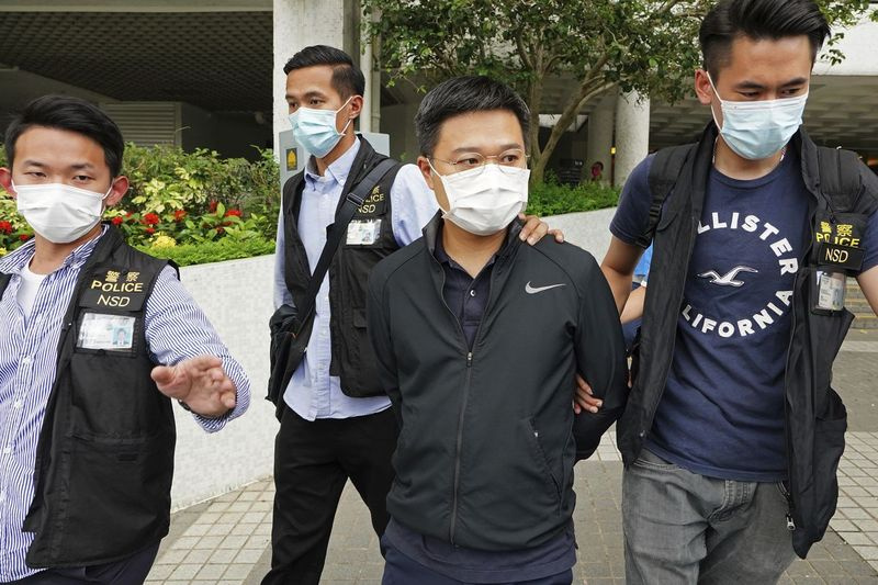 Ryan Law, tweede van rechts, hoofdredacteur van Apple Daily, is op donderdag 17 juni 2021 gearresteerd door politieagenten in Hong Kong.
