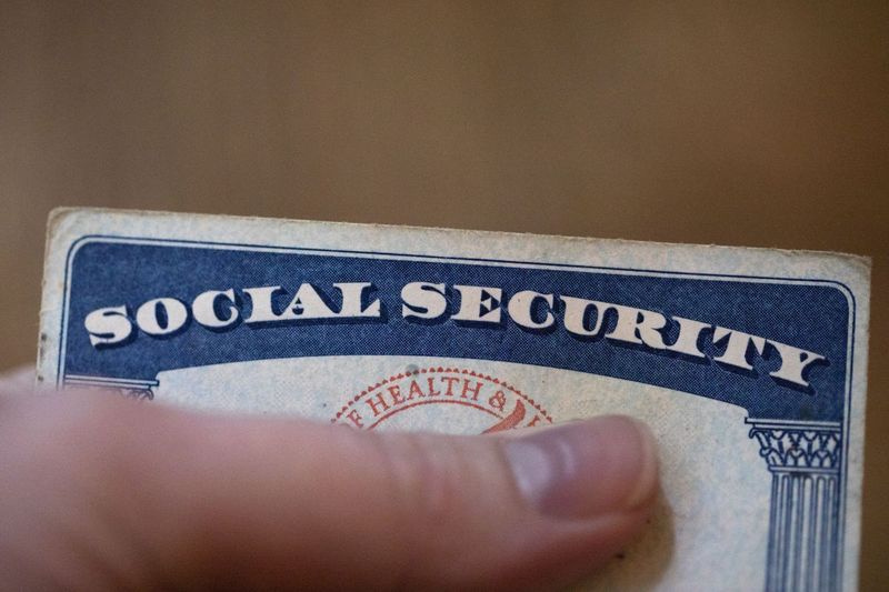Deze dinsdag 12 oktober 2021 toont de foto een socialezekerheidskaart in Tigard, Oregon. Miljoenen gepensioneerden met sociale zekerheid krijgen een verhoging van 5,9% in uitkeringen voor 2022. De grootste aanpassing aan de kosten van levensonderhoud in 39 jaar volgt een barsten in de inflatie uit terwijl de economie worstelt om de sleur van de coronaviruspandemie van zich af te schudden.