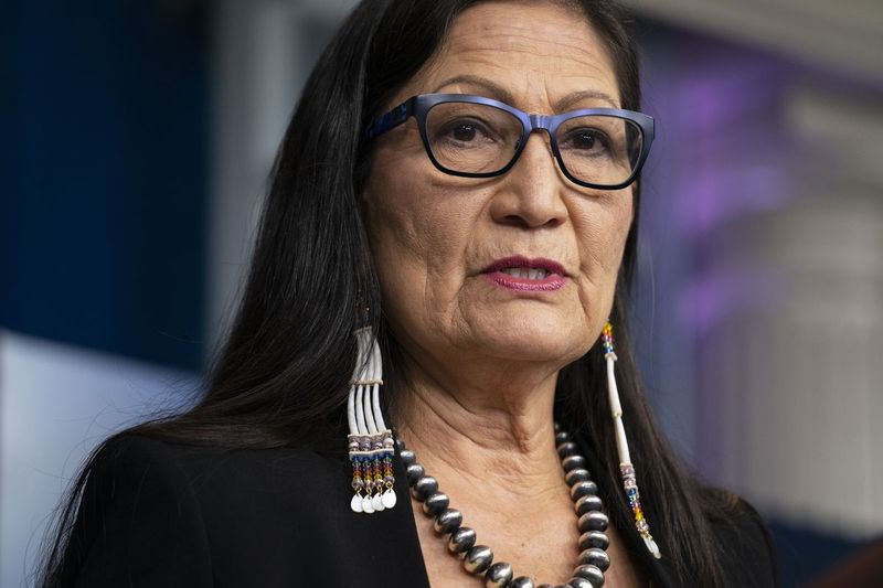 Siseminister Deb Haaland ja teised ametnikud peaksid teatama meetmetest, mida föderaalvalitsus kavatseb astuda, et ühitada internaatkoolide poliitika põlisrahvaste perekondadele ja kogukondadele kogu Ameerika Ühendriikides.