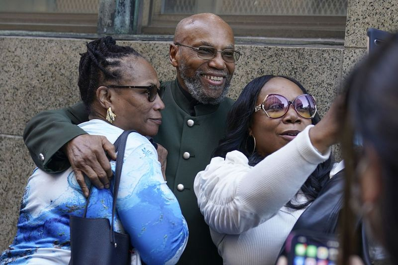 Muhammad Aziz, Mitte, steht mit Mitgliedern seiner Familie vor dem Gerichtsgebäude, nachdem seine Verurteilung wegen der Ermordung von Malcolm X am Donnerstag, 18. November 2021, in New York aufgehoben wurde.