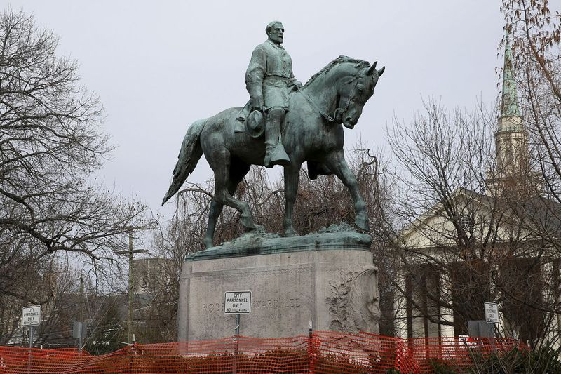 Trečiadienį, 2018 m. vasario 28 d., Roberto E. Lee statula matoma atidengta Emancipation parke Charlottesville mieste, Va.