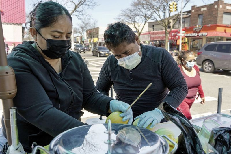 Ruth Palacios dan Arturo Xelo, pasangan suami isteri dari Mexico, bekerja di gerai buah mereka di Queens. Mereka bekerja tujuh hari seminggu selama berbulan-bulan, membasmi kuman bilik pesakit COVID-19 di Pusat Kanser Memorial Sloan Kettering di New York City tetapi tidak dibayar lebih masa, menurut tuntutan mahkamah persekutuan yang mereka failkan terhadap kontraktor yang mengupah mereka. Mereka kini menjual buah-buahan untuk menampung kehidupan