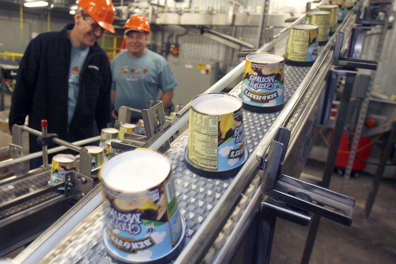 I denna 23 mars 2010 filmglass rör sig längs produktionslinjen på Ben & Jerry