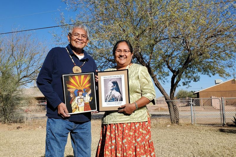 Cette photo fournie par Debbie Nez-Manuel montre son mari, Royce Manuel, à gauche et Nez-Manuel à leur domicile de la communauté Salt River-Pima Maricopa au nord-est de Phoenix le samedi 20 février 2021.