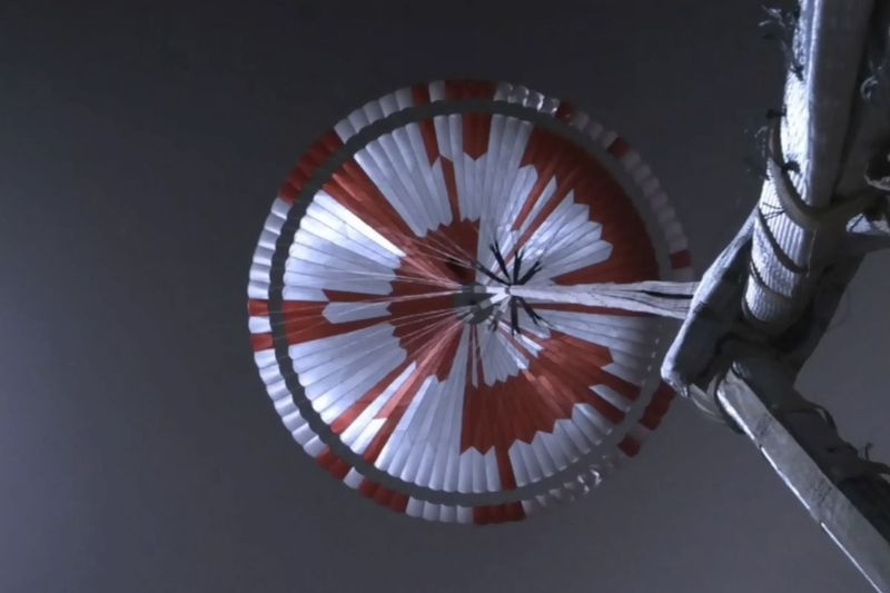Den här bilden från video som gjorts tillgänglig av NASA visar fallskärmen utplacerad under nedstigningen av Mars Perseverance-rovern när den närmar sig planetens yta torsdagen den 18 februari 2021.